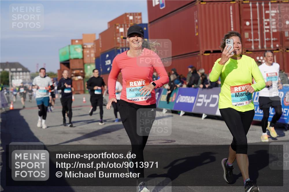 03.10.2025 - Köhlbrandbrückenlauf Michael Burmester http://msf.ph/oto/9013971 03.10.2025 10:14:05 Ziel 1431, 1588, 1604, 1665, 1714, 1738, 1782, 1892, 1947, 2007, 2122, 2276, 2699, 3060, 3062, 3469, 3540, 3793 meine-sportfotos.de