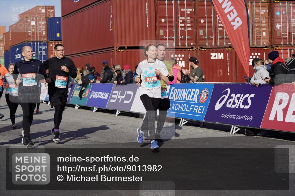 03.10.2025 - Köhlbrandbrückenlauf Michael Burmester http://msf.ph/oto/9013982 03.10.2025 10:14:08 Ziel 1510, 1588, 1604, 1665, 1714, 1782, 1843, 1892, 1947, 2007, 2276, 2345, 2699, 3060, 3062, 3540 meine-sportfotos.de
