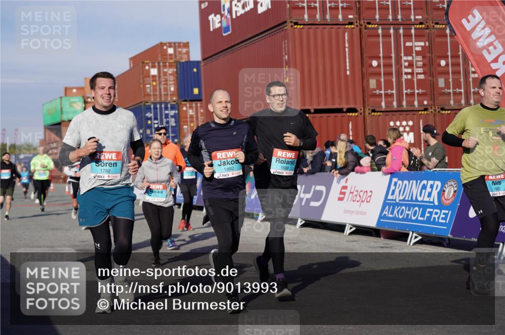 03.10.2025 - Köhlbrandbrückenlauf Michael Burmester http://msf.ph/oto/9013993 03.10.2025 10:14:08 Ziel 1510, 1588, 1604, 1665, 1714, 1782, 1843, 1892, 1947, 2007, 2276, 2345, 2699, 3060, 3062, 3540 meine-sportfotos.de