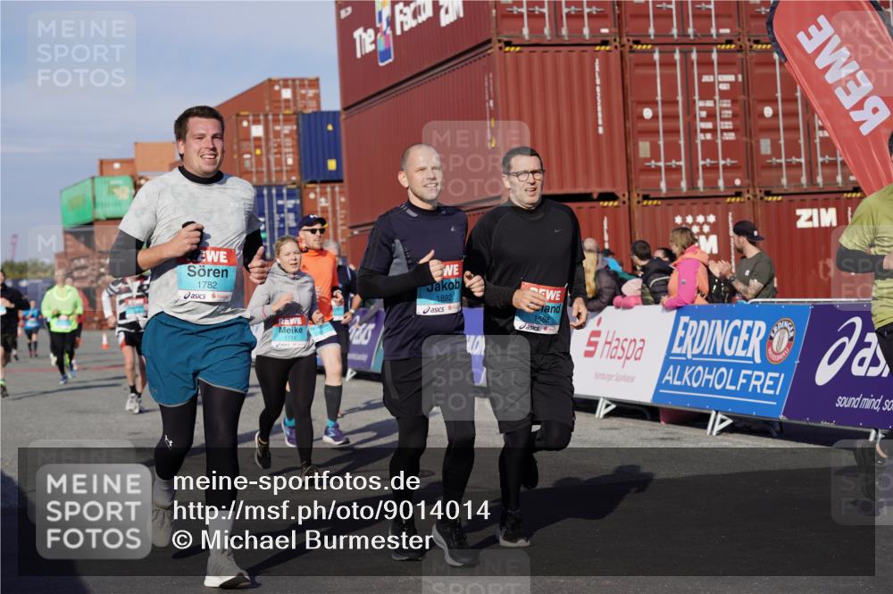 03.10.2025 - Köhlbrandbrückenlauf Michael Burmester http://msf.ph/oto/9014014 03.10.2025 10:14:09 Ziel 1510, 1588, 1665, 1714, 1782, 1843, 1892, 1947, 2007, 2276, 2345, 2699, 3060, 3062, 3540 meine-sportfotos.de