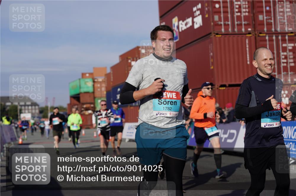 03.10.2025 - Köhlbrandbrückenlauf Michael Burmester http://msf.ph/oto/9014025 03.10.2025 10:14:09 Ziel 1510, 1588, 1665, 1714, 1782, 1843, 1892, 1947, 2007, 2276, 2345, 2699, 3060, 3062, 3540 meine-sportfotos.de