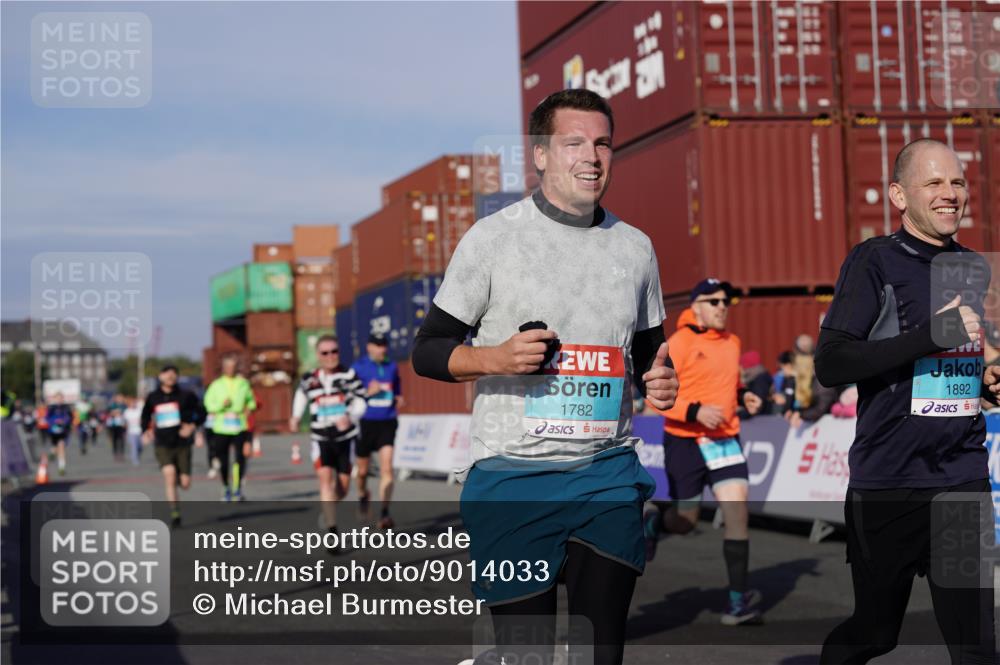 03.10.2025 - Köhlbrandbrückenlauf Michael Burmester http://msf.ph/oto/9014033 03.10.2025 10:14:09 Ziel 1510, 1588, 1665, 1714, 1782, 1843, 1892, 1947, 2007, 2276, 2345, 2699, 3060, 3062, 3540 meine-sportfotos.de