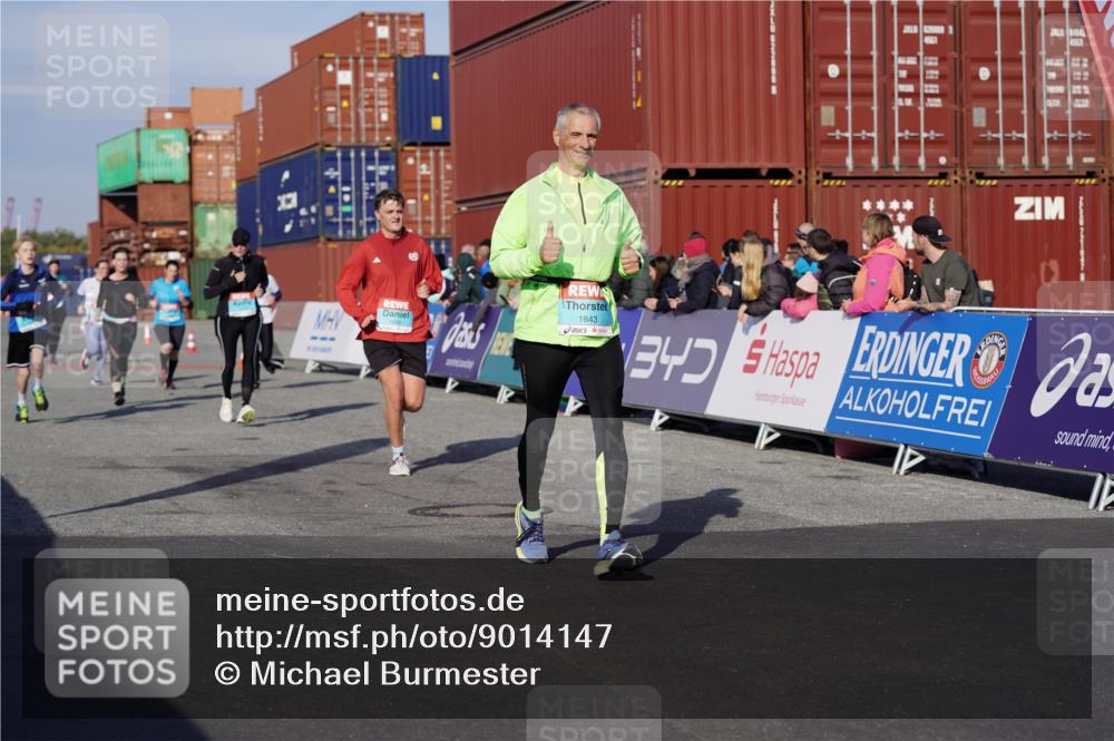 03.10.2025 - Köhlbrandbrückenlauf Michael Burmester http://msf.ph/oto/9014147 03.10.2025 10:14:14 Ziel 1456, 1510, 1714, 1843, 2007, 2276, 2345, 2699, 2749, 3168, 3326, 3540, 3644, 3665, 3666 meine-sportfotos.de