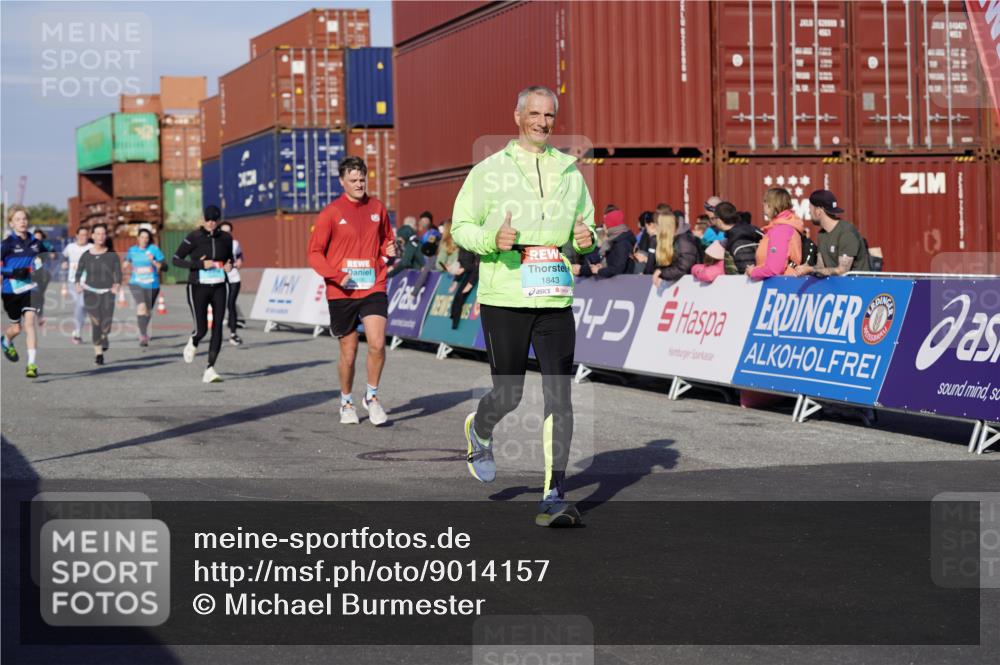 03.10.2025 - Köhlbrandbrückenlauf Michael Burmester http://msf.ph/oto/9014157 03.10.2025 10:14:15 Ziel 1456, 1510, 1843, 2007, 2345, 2699, 2749, 3168, 3326, 3540, 3644, 3665, 3666 meine-sportfotos.de