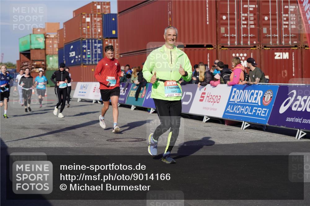 03.10.2025 - Köhlbrandbrückenlauf Michael Burmester http://msf.ph/oto/9014166 03.10.2025 10:14:15 Ziel 1456, 1510, 1843, 2007, 2345, 2699, 2749, 3168, 3326, 3540, 3644, 3665, 3666 meine-sportfotos.de