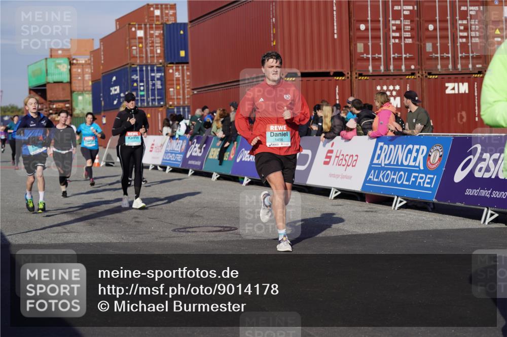 03.10.2025 - Köhlbrandbrückenlauf Michael Burmester http://msf.ph/oto/9014178 03.10.2025 10:14:16 Ziel 1456, 1510, 1735, 1843, 2007, 2345, 2699, 2749, 3168, 3326, 3540, 3644, 3665, 3666 meine-sportfotos.de