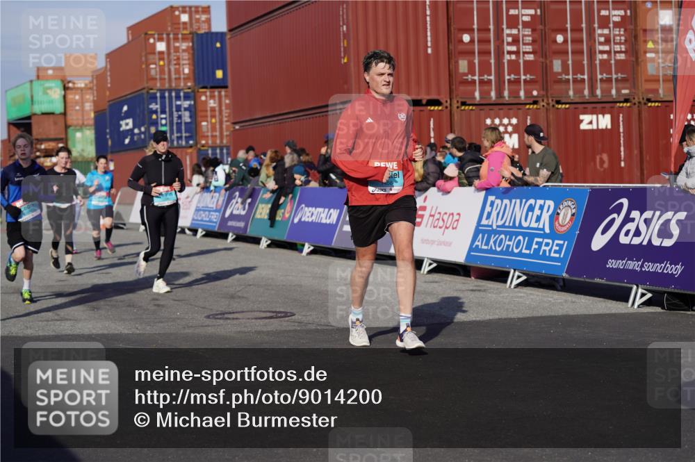 03.10.2025 - Köhlbrandbrückenlauf Michael Burmester http://msf.ph/oto/9014200 03.10.2025 10:14:16 Ziel 1456, 1510, 1735, 1843, 2007, 2345, 2699, 2749, 3168, 3326, 3540, 3644, 3665, 3666 meine-sportfotos.de