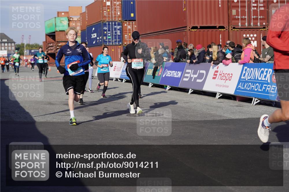 03.10.2025 - Köhlbrandbrückenlauf Michael Burmester http://msf.ph/oto/9014211 03.10.2025 10:14:17 Ziel 1456, 1510, 1735, 1843, 2007, 2345, 2699, 2749, 3168, 3326, 3540, 3644, 3665, 3666 meine-sportfotos.de