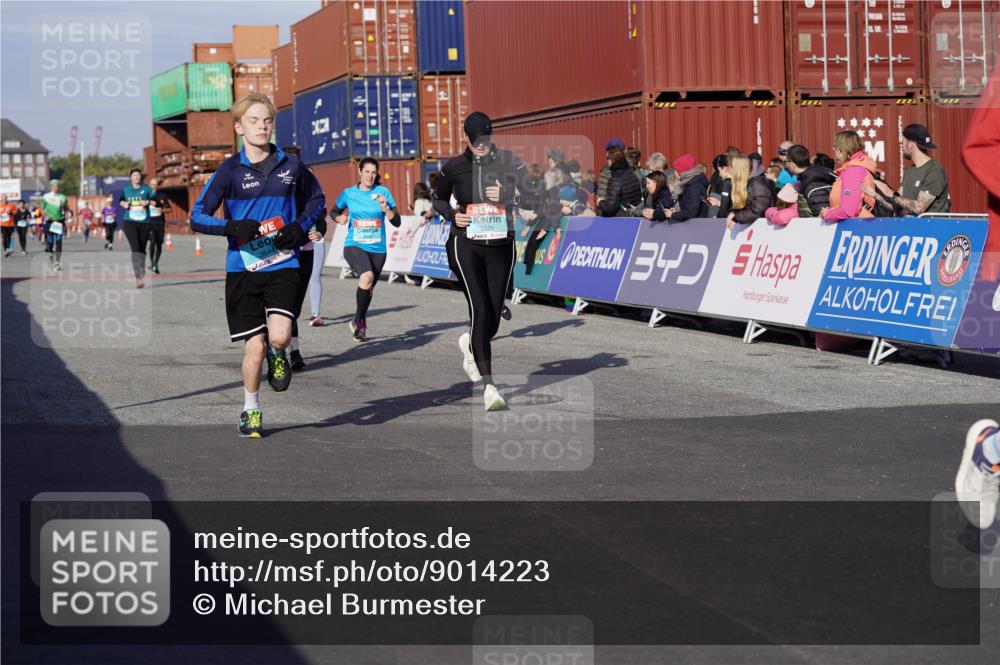03.10.2025 - Köhlbrandbrückenlauf Michael Burmester http://msf.ph/oto/9014223 03.10.2025 10:14:17 Ziel 1456, 1510, 1735, 1843, 2007, 2345, 2699, 2749, 3168, 3326, 3540, 3644, 3665, 3666 meine-sportfotos.de