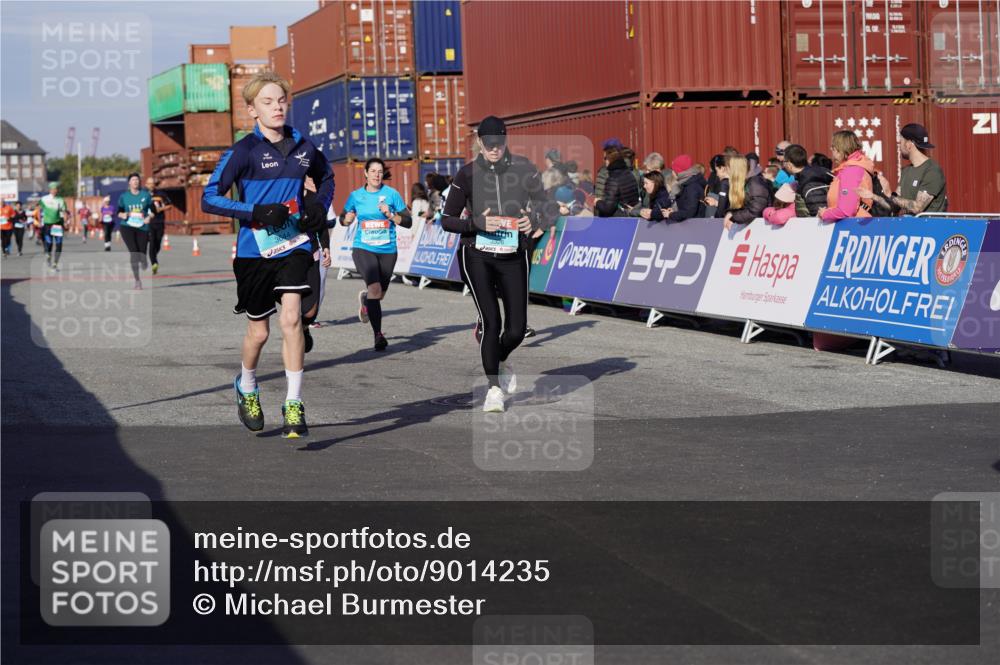 03.10.2025 - Köhlbrandbrückenlauf Michael Burmester http://msf.ph/oto/9014235 03.10.2025 10:14:17 Ziel 1456, 1510, 1735, 1843, 2007, 2345, 2699, 2749, 3168, 3326, 3540, 3644, 3665, 3666 meine-sportfotos.de