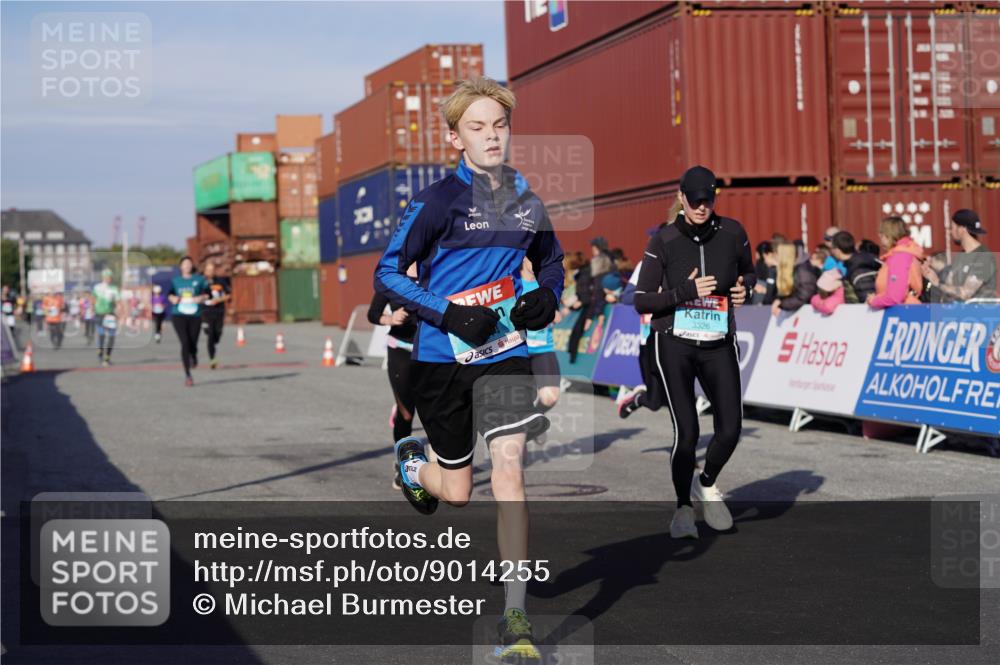 03.10.2025 - Köhlbrandbrückenlauf Michael Burmester http://msf.ph/oto/9014255 03.10.2025 10:14:18 Ziel 1456, 1510, 1735, 1843, 2345, 2749, 3168, 3326, 3644, 3665, 3666 meine-sportfotos.de