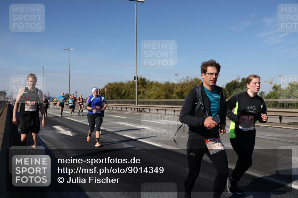 03.10.2025 - Köhlbrandbrückenlauf Julia Fischer http://msf.ph/oto/9014349 03.10.2025 13:09:23 Position 3 5745, 6747, 6749 meine-sportfotos.de