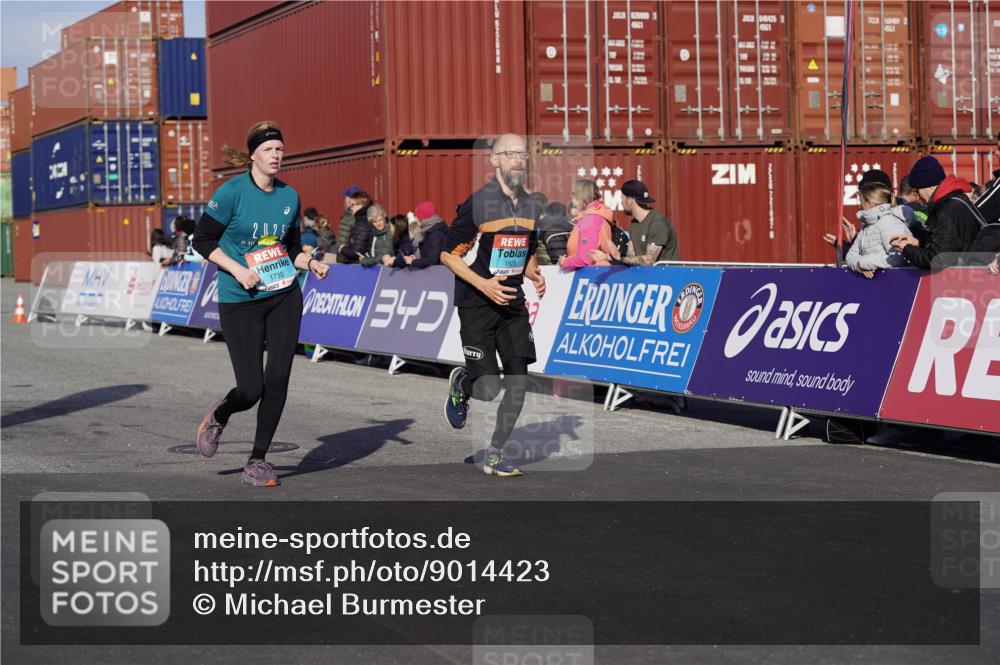 03.10.2025 - Köhlbrandbrückenlauf Michael Burmester http://msf.ph/oto/9014423 03.10.2025 10:14:24 Ziel 1735, 1925, 2749, 3168, 3461, 3644, 3665, 3666 meine-sportfotos.de