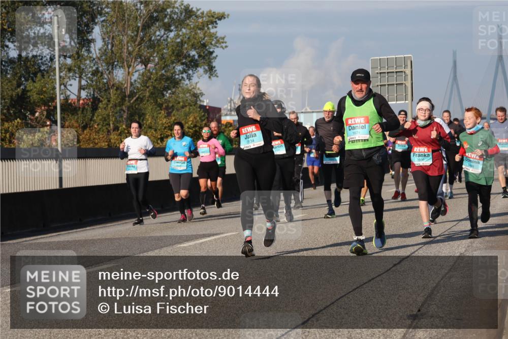 03.10.2025 - Köhlbrandbrückenlauf Luisa Fischer http://msf.ph/oto/9014444 03.10.2025 10:58:44 Position 3 3134, 1674, 3500, 3499 meine-sportfotos.de