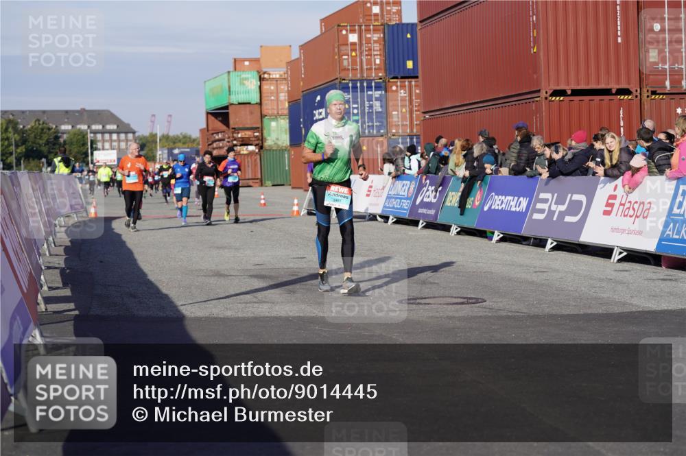 03.10.2025 - Köhlbrandbrückenlauf Michael Burmester http://msf.ph/oto/9014445 03.10.2025 10:14:28 Ziel 1305, 1735, 1925, 2747, 2938, 2951, 2986, 3461, 3645 meine-sportfotos.de
