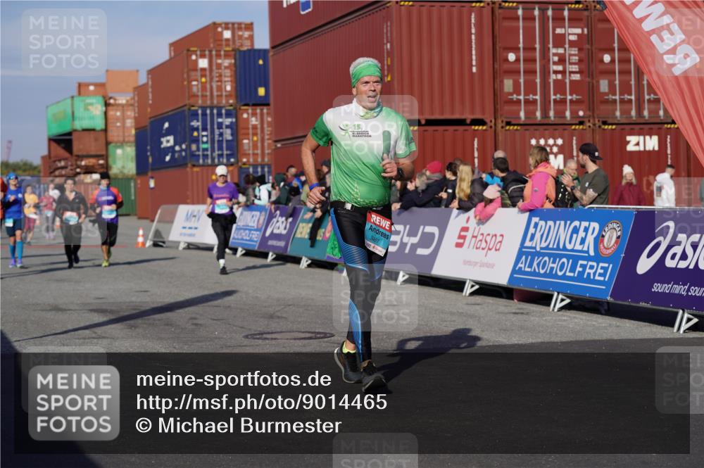 03.10.2025 - Köhlbrandbrückenlauf Michael Burmester http://msf.ph/oto/9014465 03.10.2025 10:14:29 Ziel 1305, 1925, 2747, 2938, 2951, 2986, 3461, 3645 meine-sportfotos.de