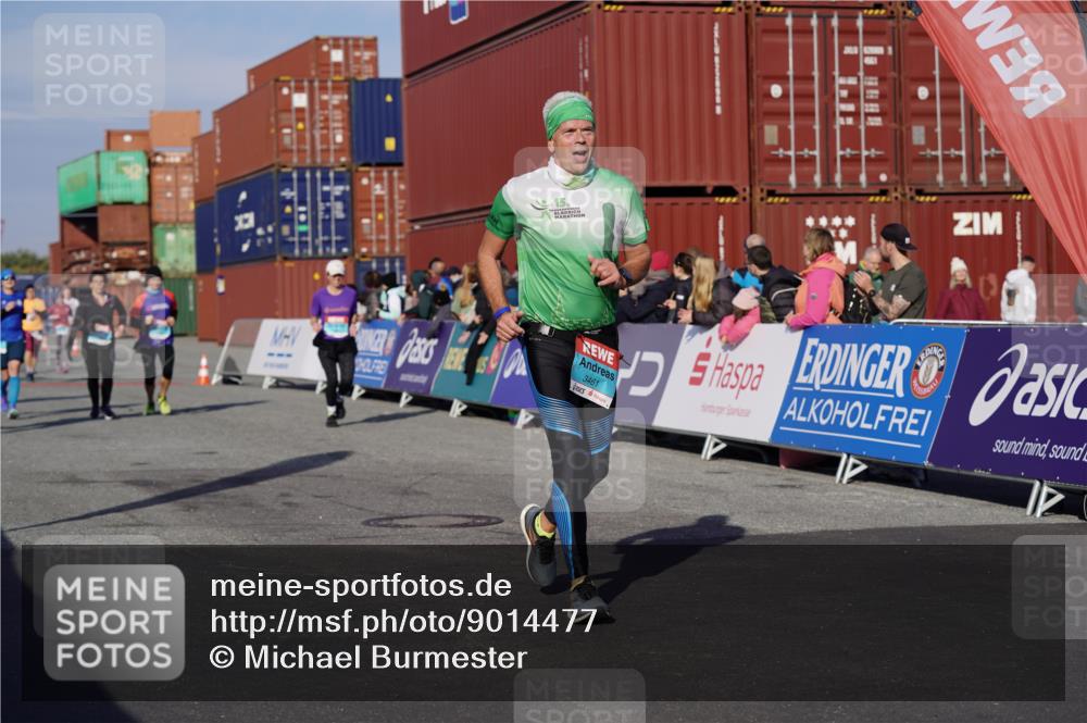 03.10.2025 - Köhlbrandbrückenlauf Michael Burmester http://msf.ph/oto/9014477 03.10.2025 10:14:29 Ziel 1305, 1925, 2747, 2938, 2951, 2986, 3461, 3645 meine-sportfotos.de