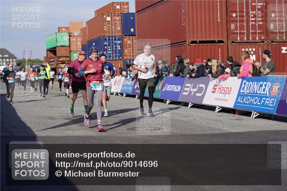 03.10.2025 - Köhlbrandbrückenlauf Michael Burmester http://msf.ph/oto/9014696 03.10.2025 10:14:41 Ziel 1220, 1427, 1598, 1633, 1655, 1674, 1711, 1820, 2230, 2832, 2834, 2837, 3499, 3500, 3843 meine-sportfotos.de