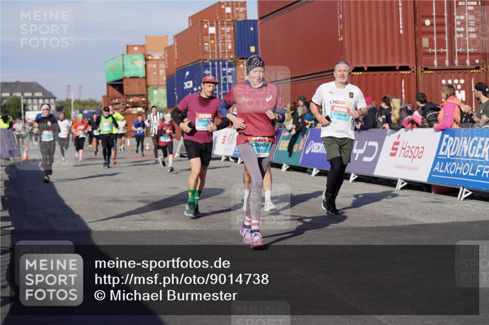 03.10.2025 - Köhlbrandbrückenlauf Michael Burmester http://msf.ph/oto/9014738 03.10.2025 10:14:42 Ziel 1220, 1427, 1598, 1633, 1655, 1674, 1711, 1820, 2230, 2832, 2834, 2837, 3499, 3500, 3699, 3744, 3843 meine-sportfotos.de