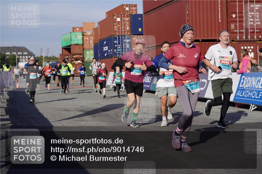 03.10.2025 - Köhlbrandbrückenlauf Michael Burmester http://msf.ph/oto/9014746 03.10.2025 10:14:42 Ziel 1220, 1427, 1598, 1633, 1655, 1674, 1711, 1820, 2230, 2832, 2834, 2837, 3499, 3500, 3699, 3744, 3843 meine-sportfotos.de