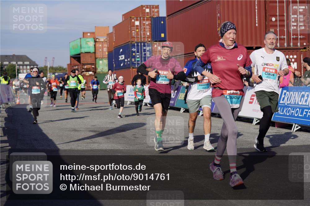 03.10.2025 - Köhlbrandbrückenlauf Michael Burmester http://msf.ph/oto/9014761 03.10.2025 10:14:42 Ziel 1220, 1427, 1598, 1633, 1655, 1674, 1711, 1820, 2230, 2832, 2834, 2837, 3499, 3500, 3699, 3744, 3843 meine-sportfotos.de