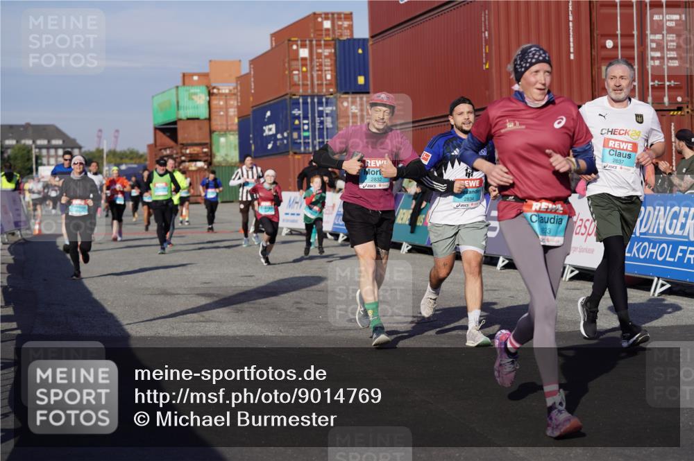 03.10.2025 - Köhlbrandbrückenlauf Michael Burmester http://msf.ph/oto/9014769 03.10.2025 10:14:42 Ziel 1220, 1427, 1598, 1633, 1655, 1674, 1711, 1820, 2230, 2832, 2834, 2837, 3499, 3500, 3699, 3744, 3843 meine-sportfotos.de