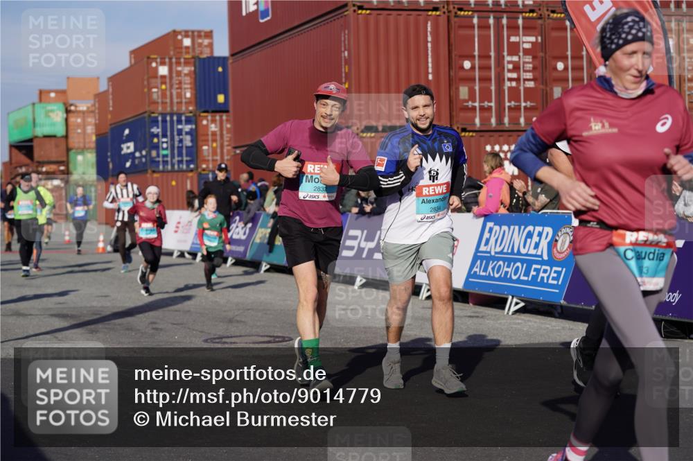 03.10.2025 - Köhlbrandbrückenlauf Michael Burmester http://msf.ph/oto/9014779 03.10.2025 10:14:43 Ziel 1220, 1427, 1598, 1633, 1655, 1674, 1711, 1820, 2230, 2832, 2834, 2837, 3499, 3500, 3699, 3744, 3843 meine-sportfotos.de