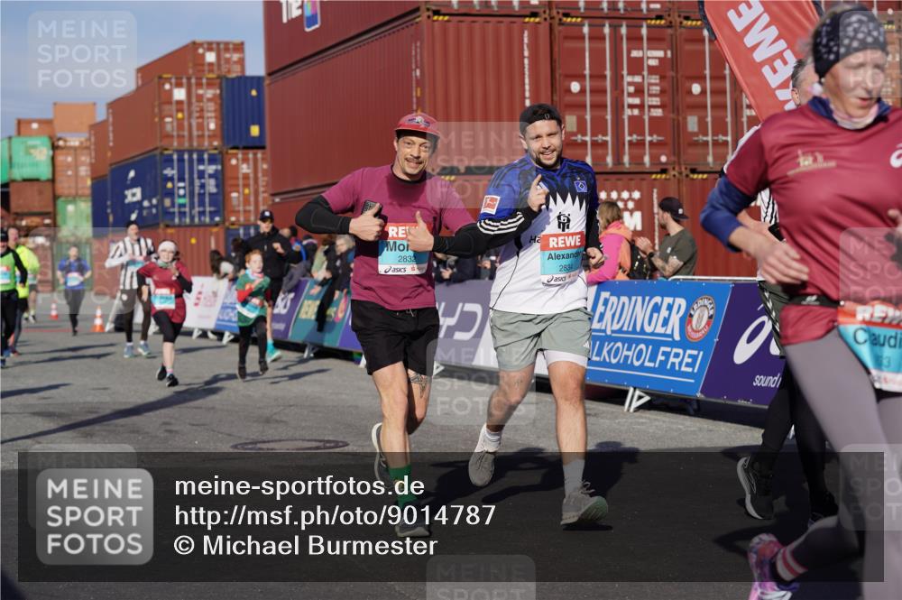 03.10.2025 - Köhlbrandbrückenlauf Michael Burmester http://msf.ph/oto/9014787 03.10.2025 10:14:43 Ziel 1220, 1427, 1598, 1633, 1655, 1674, 1711, 1820, 2230, 2832, 2834, 2837, 3499, 3500, 3699, 3744, 3843 meine-sportfotos.de