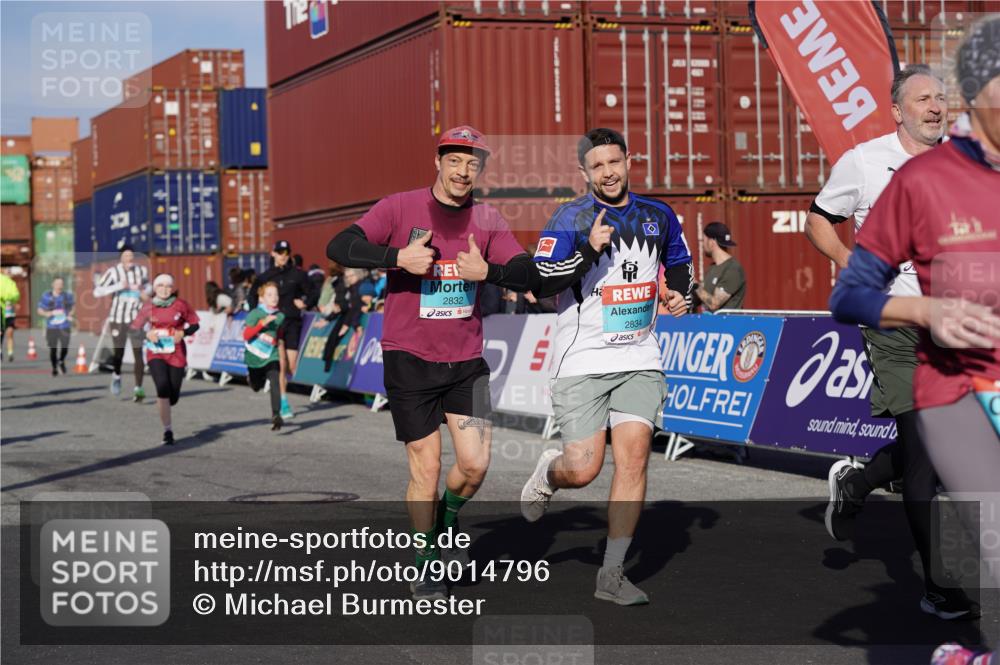 03.10.2025 - Köhlbrandbrückenlauf Michael Burmester http://msf.ph/oto/9014796 03.10.2025 10:14:43 Ziel 1220, 1427, 1598, 1633, 1655, 1674, 1711, 1820, 2230, 2832, 2834, 2837, 3499, 3500, 3699, 3744, 3843 meine-sportfotos.de