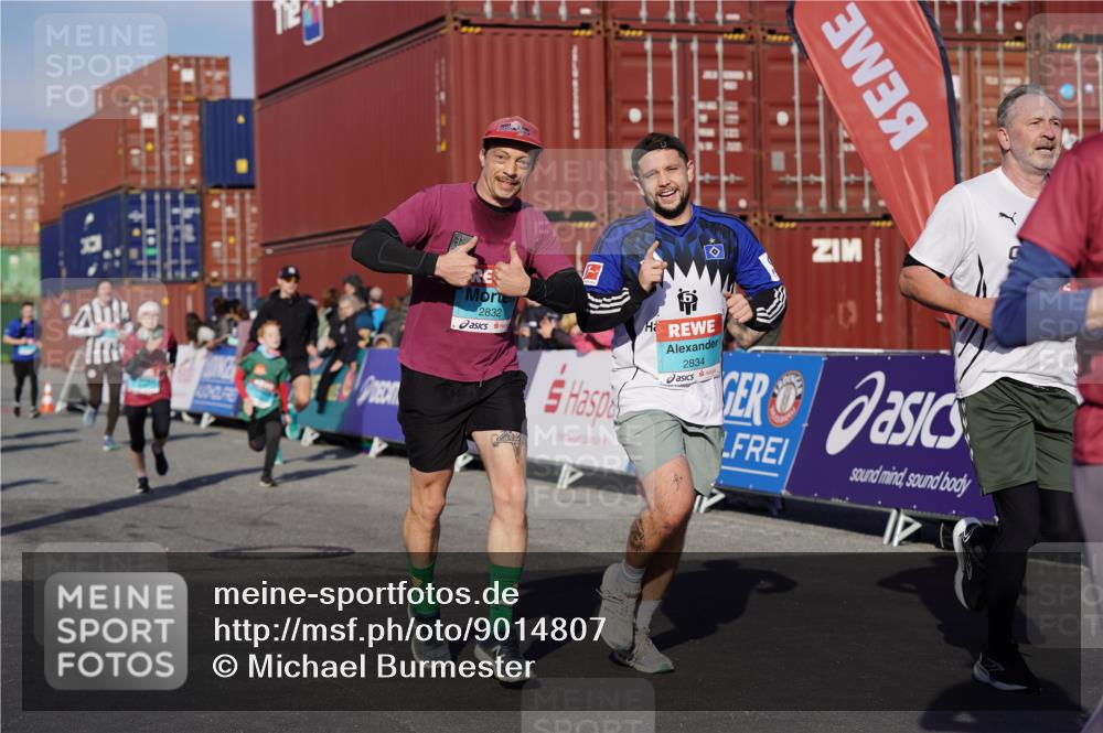 03.10.2025 - Köhlbrandbrückenlauf Michael Burmester http://msf.ph/oto/9014807 03.10.2025 10:14:43 Ziel 1220, 1427, 1598, 1633, 1655, 1674, 1711, 1820, 2230, 2832, 2834, 2837, 3499, 3500, 3699, 3744, 3843 meine-sportfotos.de