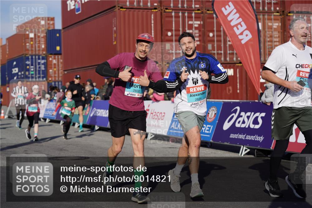 03.10.2025 - Köhlbrandbrückenlauf Michael Burmester http://msf.ph/oto/9014821 03.10.2025 10:14:43 Ziel 1220, 1427, 1598, 1633, 1655, 1674, 1711, 1820, 2230, 2832, 2834, 2837, 3499, 3500, 3699, 3744, 3843 meine-sportfotos.de