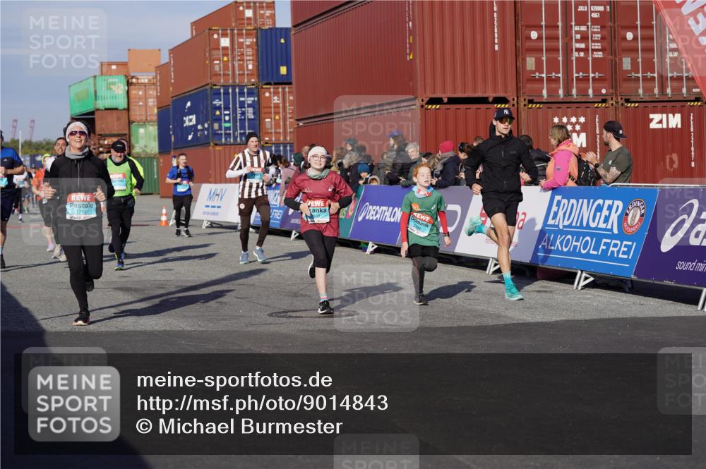 03.10.2025 - Köhlbrandbrückenlauf Michael Burmester http://msf.ph/oto/9014843 03.10.2025 10:14:44 Ziel 1220, 1427, 1598, 1633, 1655, 1674, 1711, 1820, 2230, 2812, 2832, 2834, 2837, 3499, 3500, 3699, 3744, 3843 meine-sportfotos.de
