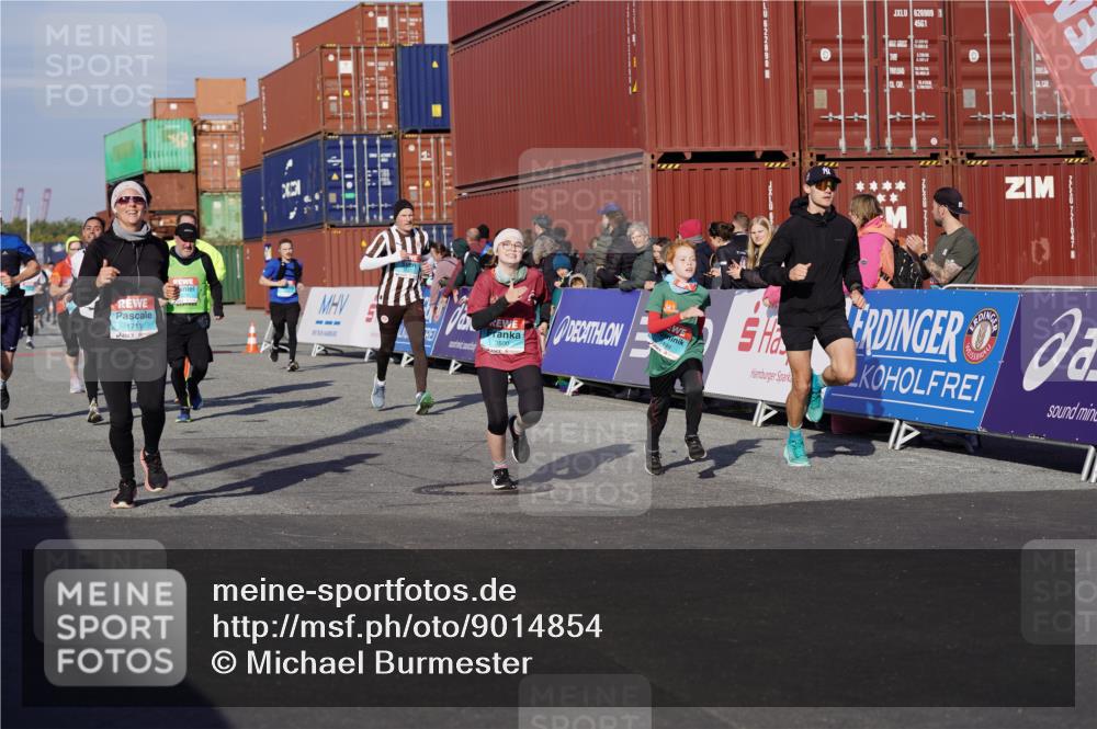 03.10.2025 - Köhlbrandbrückenlauf Michael Burmester http://msf.ph/oto/9014854 03.10.2025 10:14:45 Ziel 1220, 1427, 1633, 1655, 1674, 1711, 1820, 2812, 2832, 2834, 2837, 3499, 3500, 3699, 3744, 3750, 3843 meine-sportfotos.de