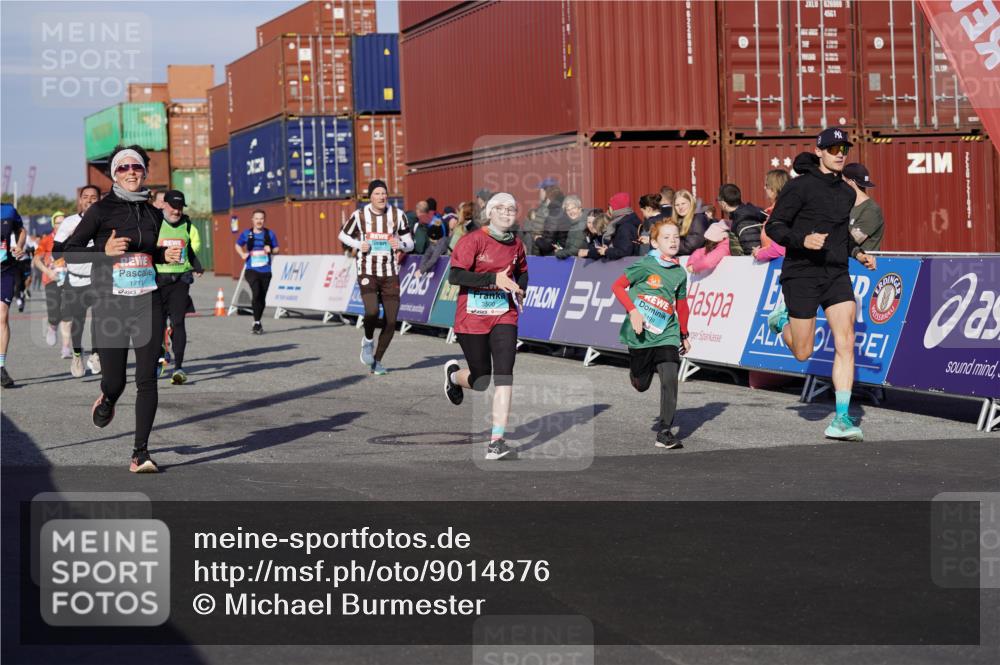 03.10.2025 - Köhlbrandbrückenlauf Michael Burmester http://msf.ph/oto/9014876 03.10.2025 10:14:45 Ziel 1220, 1427, 1633, 1655, 1674, 1711, 1820, 2812, 2832, 2834, 2837, 3499, 3500, 3699, 3744, 3750, 3843 meine-sportfotos.de