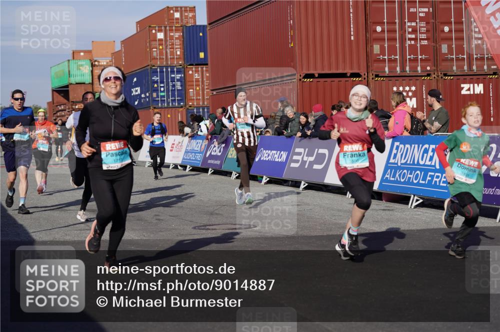 03.10.2025 - Köhlbrandbrückenlauf Michael Burmester http://msf.ph/oto/9014887 03.10.2025 10:14:46 Ziel 1220, 1427, 1633, 1655, 1674, 1711, 2812, 2832, 2834, 2837, 3499, 3500, 3699, 3744, 3750 meine-sportfotos.de
