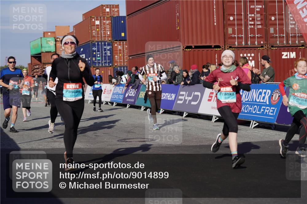 03.10.2025 - Köhlbrandbrückenlauf Michael Burmester http://msf.ph/oto/9014899 03.10.2025 10:14:46 Ziel 1220, 1427, 1633, 1655, 1674, 1711, 2812, 2832, 2834, 2837, 3499, 3500, 3699, 3744, 3750 meine-sportfotos.de