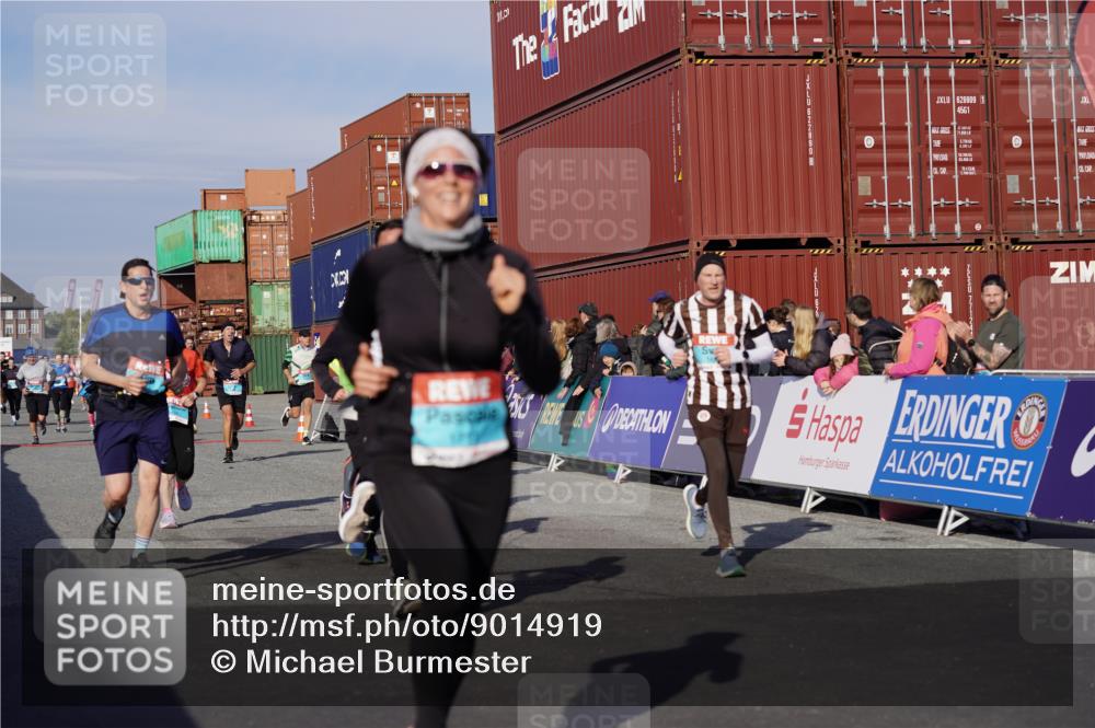 03.10.2025 - Köhlbrandbrückenlauf Michael Burmester http://msf.ph/oto/9014919 03.10.2025 10:14:46 Ziel 1220, 1427, 1633, 1655, 1674, 1711, 2812, 2832, 2834, 2837, 3499, 3500, 3699, 3744, 3750 meine-sportfotos.de