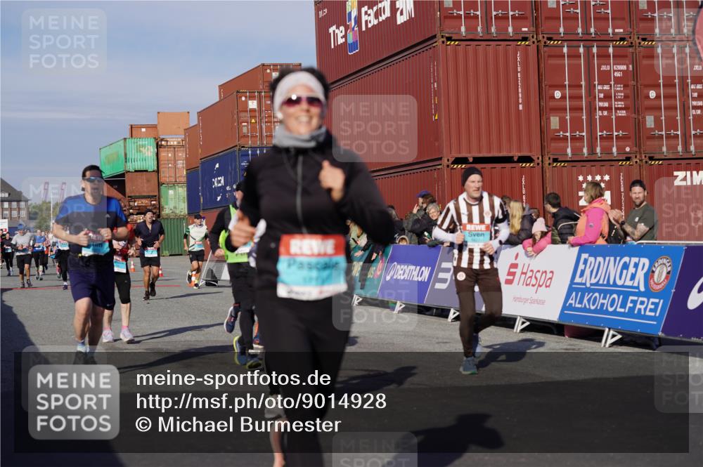 03.10.2025 - Köhlbrandbrückenlauf Michael Burmester http://msf.ph/oto/9014928 03.10.2025 10:14:46 Ziel 1220, 1427, 1633, 1655, 1674, 1711, 2812, 2832, 2834, 2837, 3499, 3500, 3699, 3744, 3750 meine-sportfotos.de
