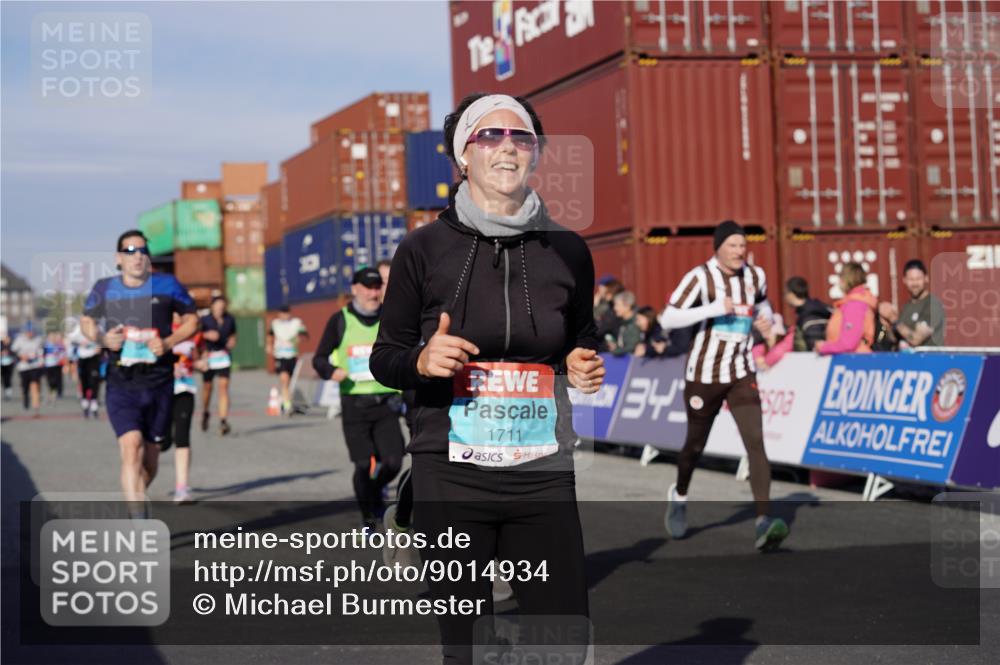 03.10.2025 - Köhlbrandbrückenlauf Michael Burmester http://msf.ph/oto/9014934 03.10.2025 10:14:47 Ziel 1220, 1427, 1655, 1674, 1711, 1813, 1852, 2812, 2832, 2834, 2837, 3499, 3500, 3699, 3744, 3750 meine-sportfotos.de
