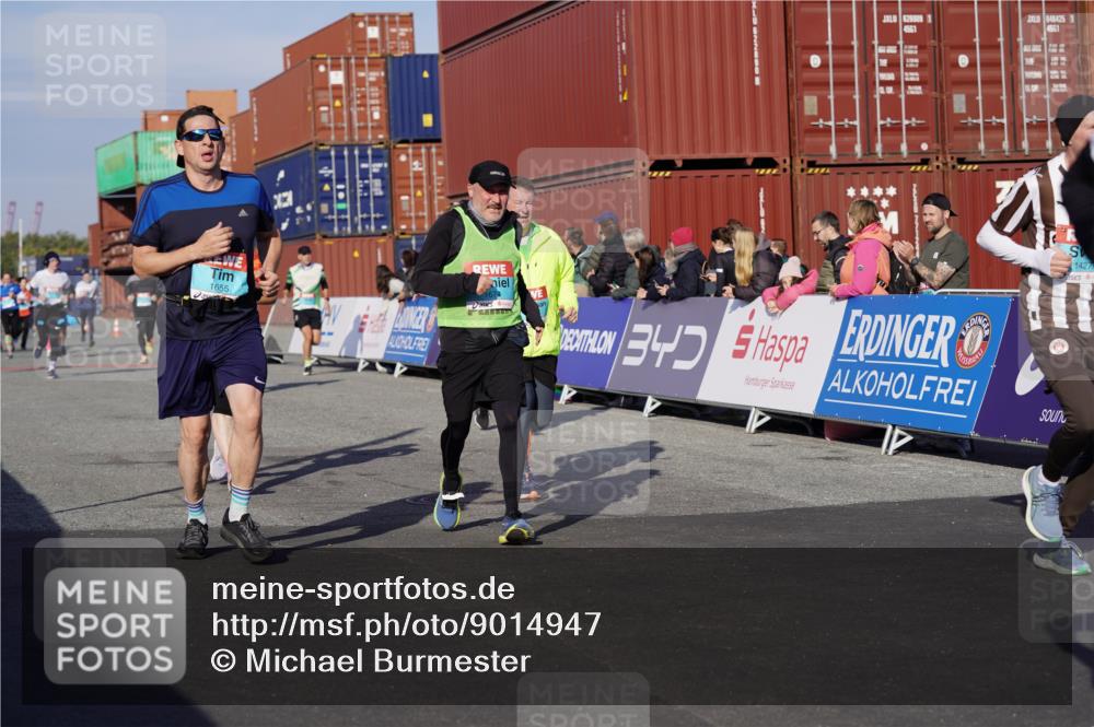 03.10.2025 - Köhlbrandbrückenlauf Michael Burmester http://msf.ph/oto/9014947 03.10.2025 10:14:47 Ziel 1220, 1427, 1655, 1674, 1711, 1813, 1852, 2812, 2832, 2834, 2837, 3499, 3500, 3699, 3744, 3750 meine-sportfotos.de