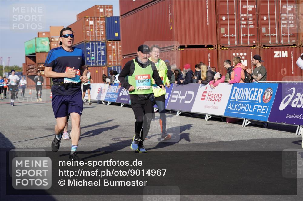 03.10.2025 - Köhlbrandbrückenlauf Michael Burmester http://msf.ph/oto/9014967 03.10.2025 10:14:48 Ziel 1220, 1427, 1655, 1674, 1711, 1813, 1852, 2044, 2812, 2832, 2834, 2837, 3499, 3500, 3699, 3744, 3750 meine-sportfotos.de