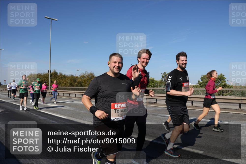 03.10.2025 - Köhlbrandbrückenlauf Julia Fischer http://msf.ph/oto/9015009 03.10.2025 13:11:44 Position 3 1111, 4733, 4720 meine-sportfotos.de