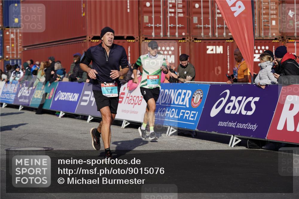 03.10.2025 - Köhlbrandbrückenlauf Michael Burmester http://msf.ph/oto/9015076 03.10.2025 10:14:52 Ziel 1220, 1427, 1655, 1797, 1813, 1852, 2044, 2206, 2207, 2812, 3144, 3499, 3500, 3699, 3744, 3750 meine-sportfotos.de