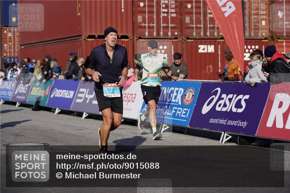 03.10.2025 - Köhlbrandbrückenlauf Michael Burmester http://msf.ph/oto/9015088 03.10.2025 10:14:53 Ziel 1193, 1195, 1220, 1427, 1797, 1813, 1852, 2044, 2206, 2207, 2812, 3144, 3699, 3744, 3750 meine-sportfotos.de