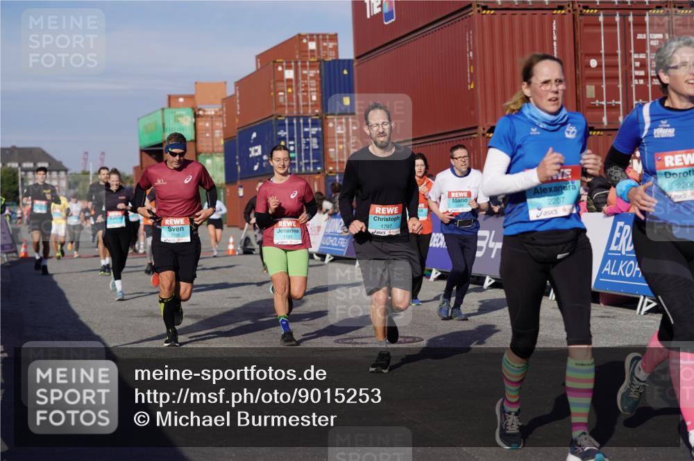 03.10.2025 - Köhlbrandbrückenlauf Michael Burmester http://msf.ph/oto/9015253 03.10.2025 10:14:59 Ziel 1193, 1195, 1480, 1551, 1797, 1813, 1852, 1922, 2044, 2206, 2207, 3037, 3144, 3169, 3206, 3207, 3214, 3229, 3348, 3470, 3471, 3668 meine-sportfotos.de