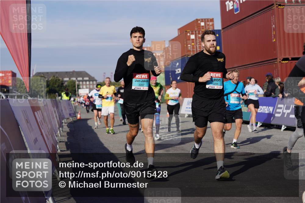 03.10.2025 - Köhlbrandbrückenlauf Michael Burmester http://msf.ph/oto/9015428 03.10.2025 10:15:04 Ziel 1193, 1195, 1324, 1480, 1523, 1551, 1693, 1773, 1785, 1797, 1922, 2147, 3037, 3169, 3206, 3207, 3214, 3229, 3339, 3348, 3470, 3471, 3668 meine-sportfotos.de