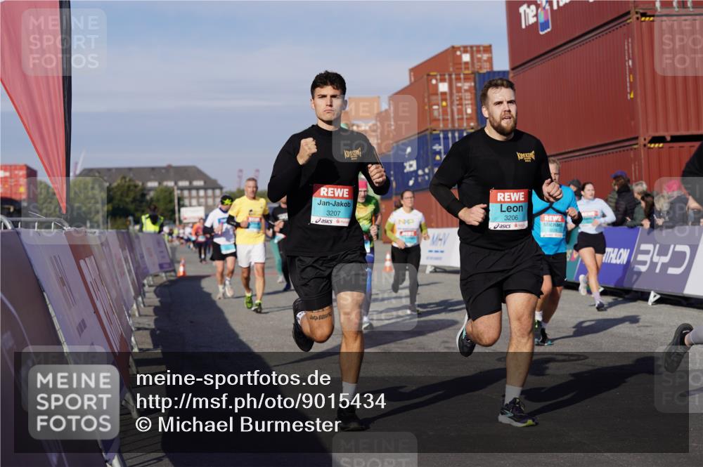 03.10.2025 - Köhlbrandbrückenlauf Michael Burmester http://msf.ph/oto/9015434 03.10.2025 10:15:04 Ziel 1193, 1195, 1324, 1480, 1523, 1551, 1693, 1773, 1785, 1797, 1922, 2147, 3037, 3169, 3206, 3207, 3214, 3229, 3339, 3348, 3470, 3471, 3668 meine-sportfotos.de