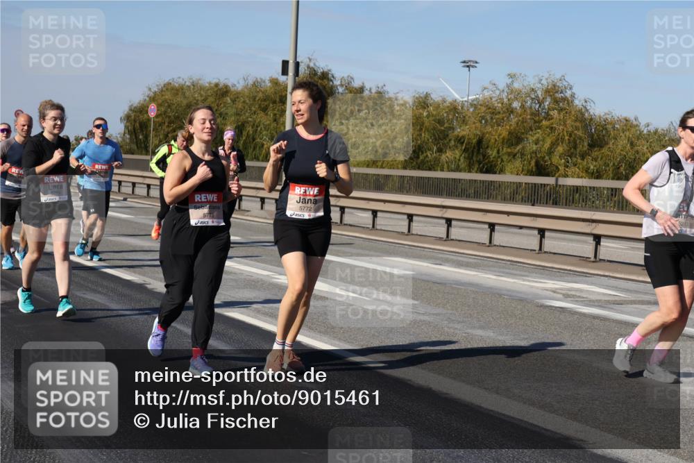 03.10.2025 - Köhlbrandbrückenlauf Julia Fischer http://msf.ph/oto/9015461 03.10.2025 13:13:34 Position 3 5773, 5772 meine-sportfotos.de