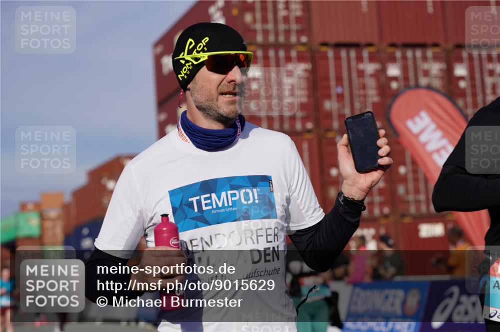 03.10.2025 - Köhlbrandbrückenlauf Michael Burmester http://msf.ph/oto/9015629 03.10.2025 10:15:10 Ziel 1324, 1523, 1551, 1693, 1754, 1761, 1773, 1785, 1922, 2147, 2707, 3229, 3339, 3348, 3668, 3792 meine-sportfotos.de