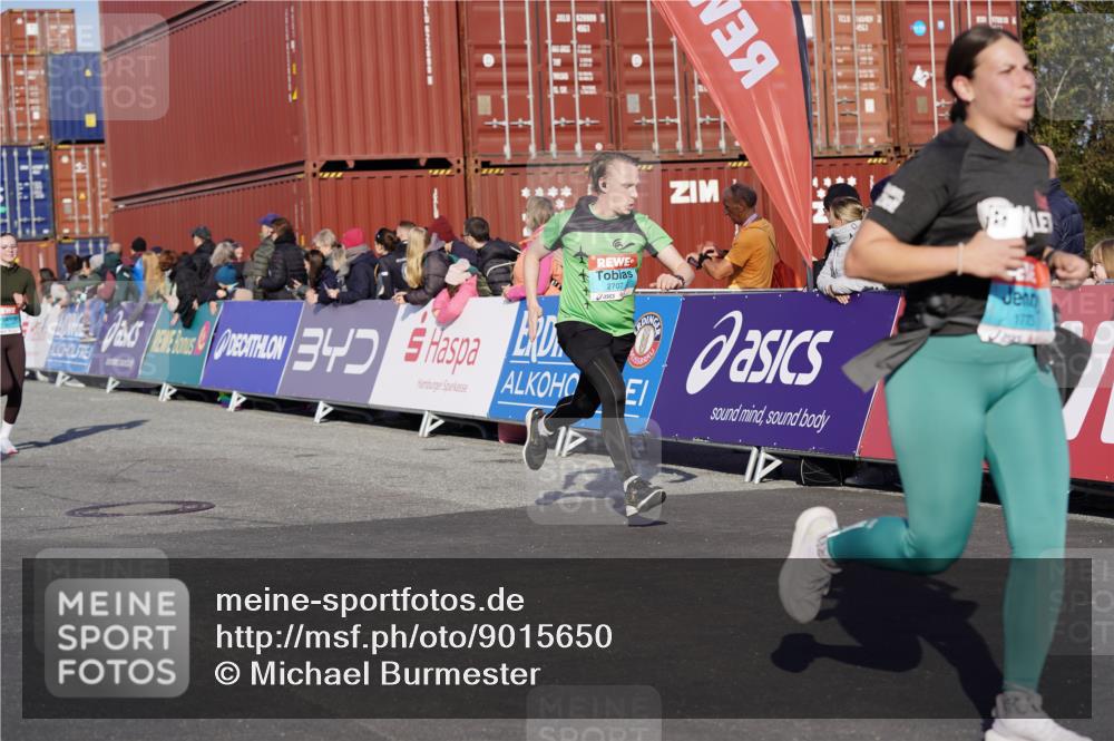 03.10.2025 - Köhlbrandbrückenlauf Michael Burmester http://msf.ph/oto/9015650 03.10.2025 10:15:11 Ziel 1324, 1523, 1691, 1693, 1754, 1761, 1773, 1785, 1922, 2046, 2147, 2707, 3339, 3348, 3515, 3596, 3668, 3792 meine-sportfotos.de
